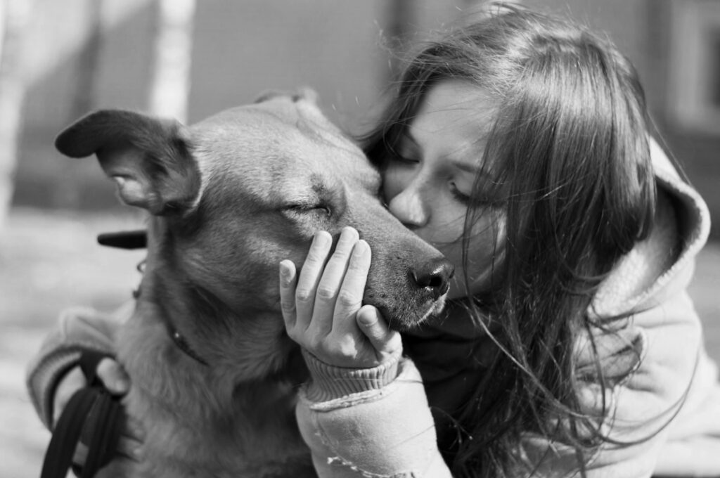 Flicka pussar hund på nosen – Veterinär Laurell